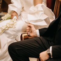 Baltų kalijų puokštė su perlais iš šono